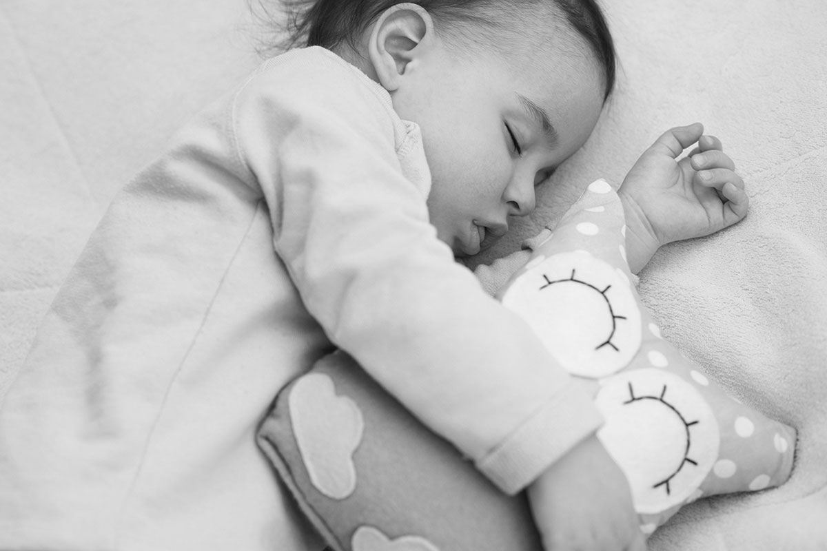 bébé qui dort dans un lit parapluie